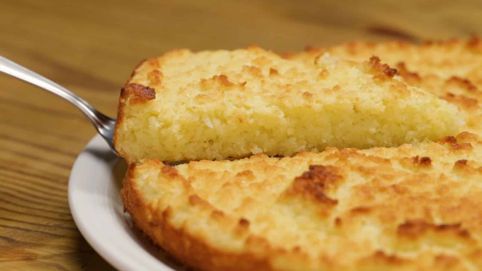 Bolo de Aipim com Coco delicioso molhadinho e muito fácil de fazer