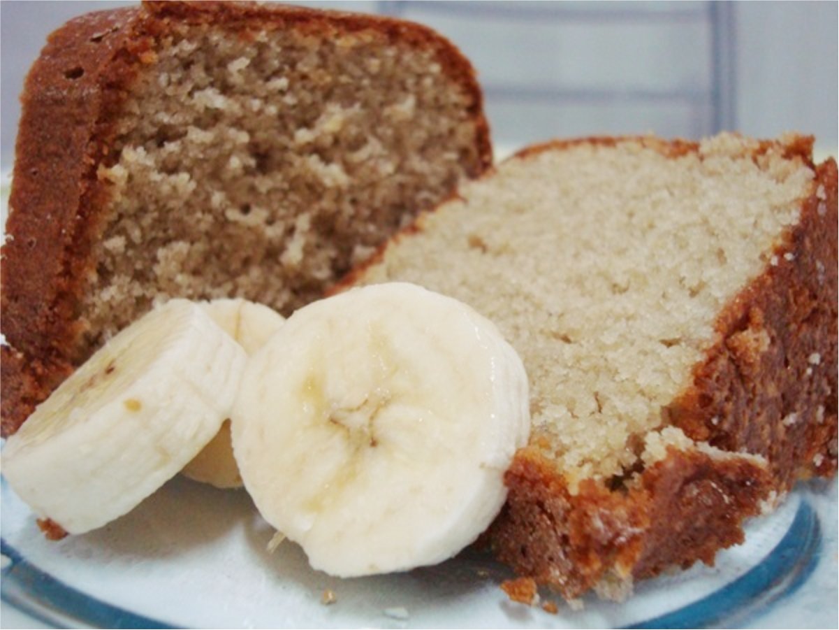 Bolo de banana fofinho e saboroso, feito no liquidificador com farinha de rosca