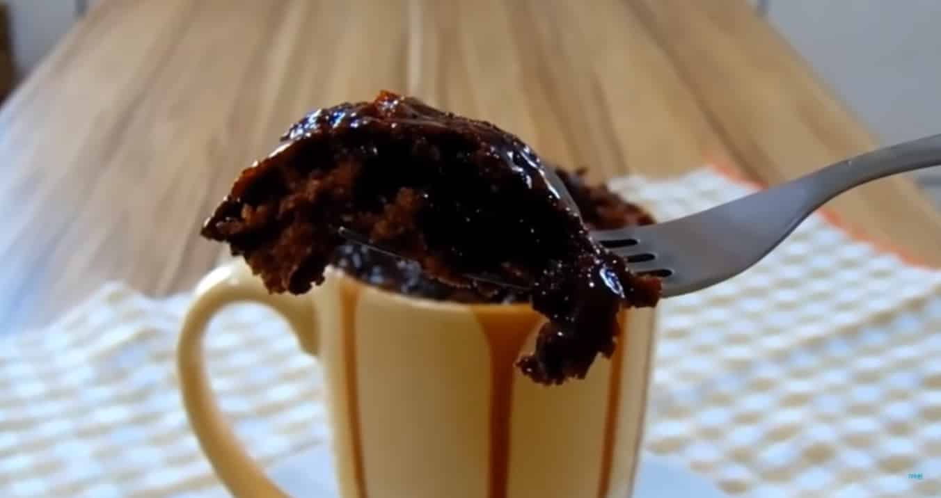 Bolo de caneca de chocolate com cobertura feito no microondas em 3 minutos