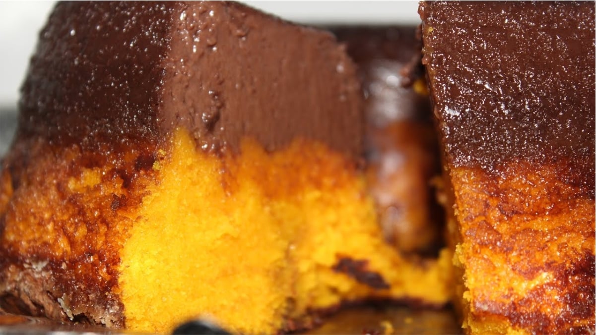 Bolo de cenoura com pudim de chocolate, uma combinação de dar água na boca