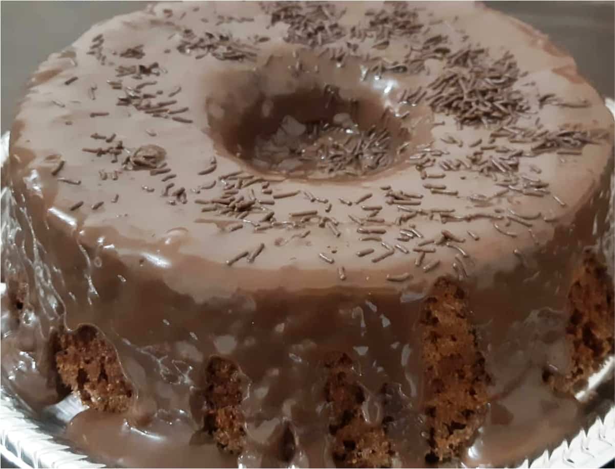 Bolo de chocolate com nescau feito no liquidificador com cobertura de brigadeiro