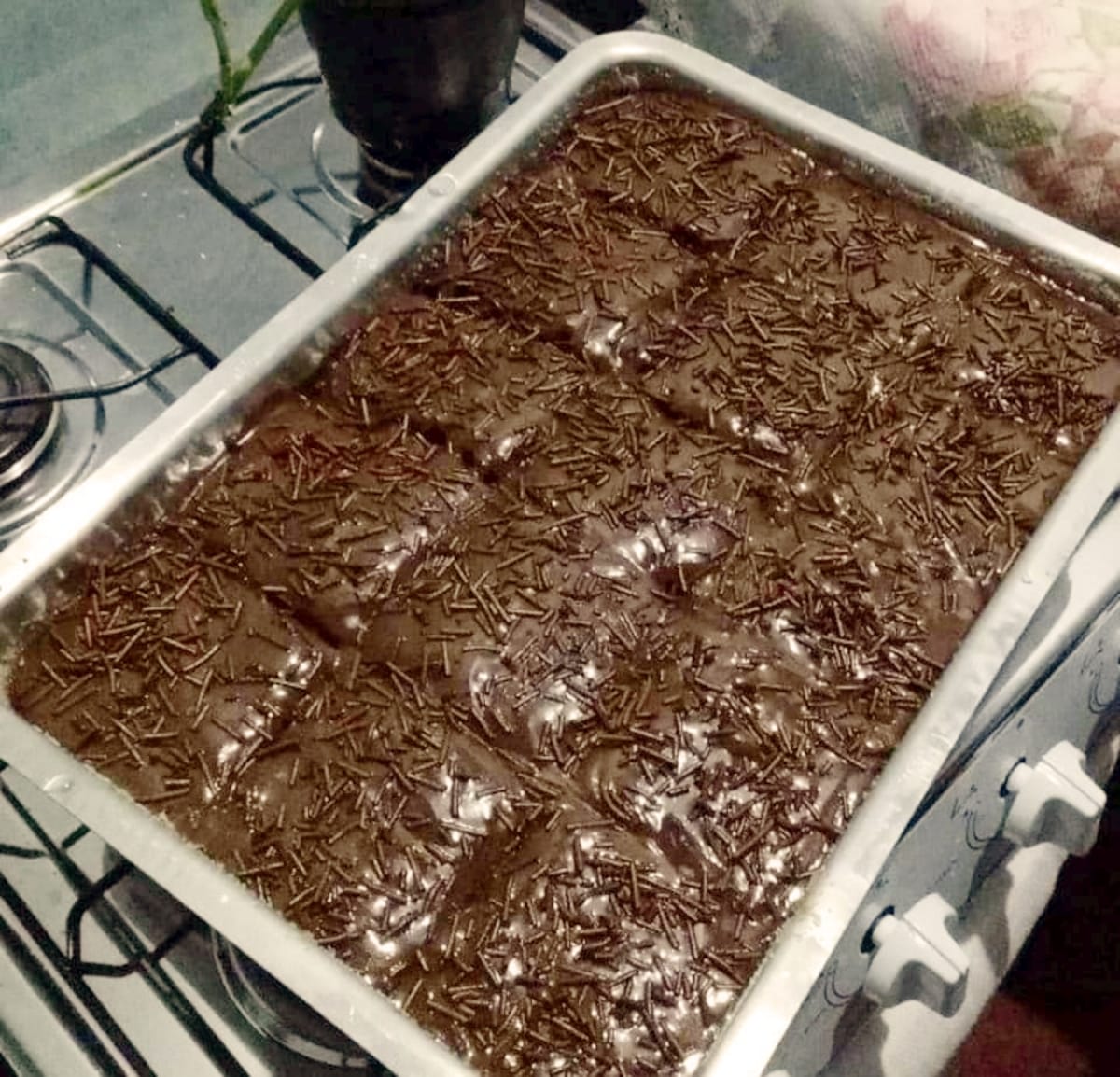 Bolo de chocolate mais fácil do mundo basta bater tudo no liquidificador e colocar pra assar
