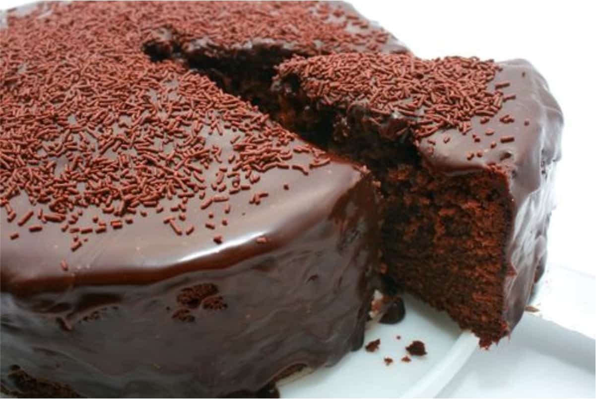 Bolo de chocolate igual de sítio feito no fogão diferente mais molhadinho fácil e delicioso