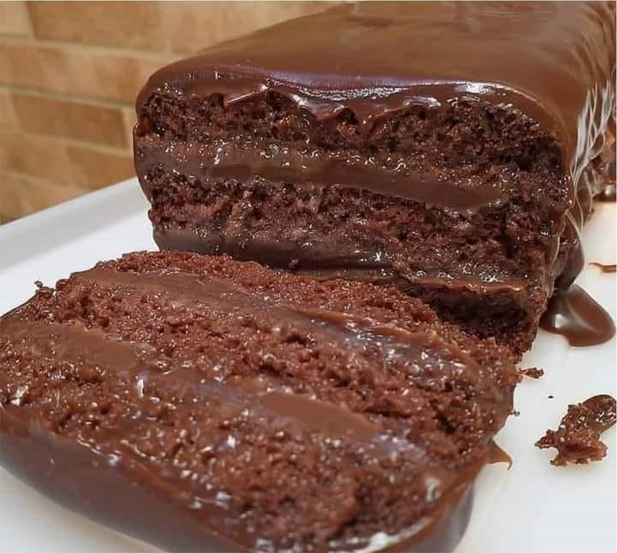 Bolo de chocolate recheado com brigadeiro gourmet e cobertura de ganache