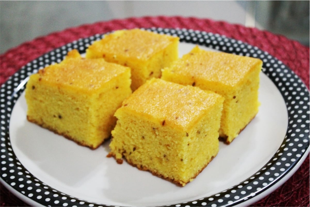 Bolo de fubá com erva doce da vovó igual do sítio e café colonial feito no liquidificador