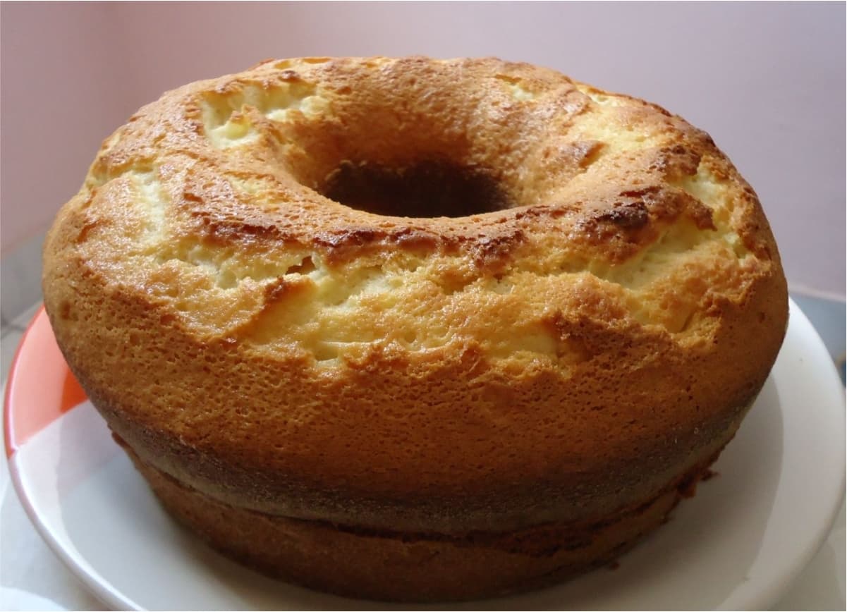 Bolo de iogurte fácil e fofinho feito rapidinho usando o seu liquidificador