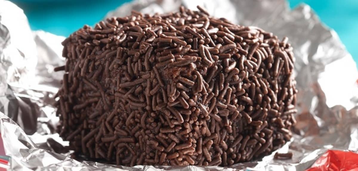Bolo gelado de chocolate com leite condensado de embrulhar no alumínio igual nos anos 80 e 90