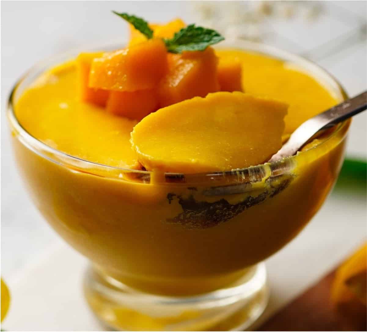 Mousse de manga vapt-vupt leva 3 ingredientes e é preparado em 5 minutos