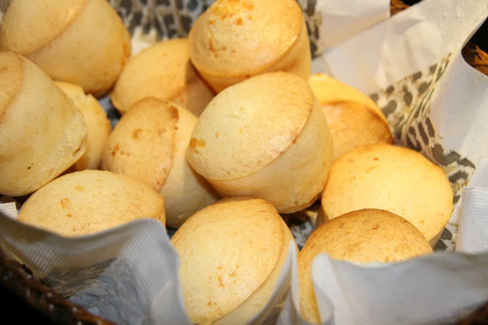 Pão de queijo de liquidificador fácil de preparar e perfeito para o lanche