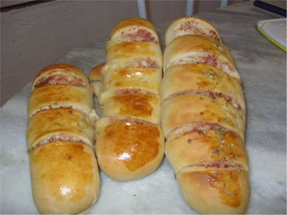 Pão segura marido com recheio de queijo e presunto, perfeito para o lanche