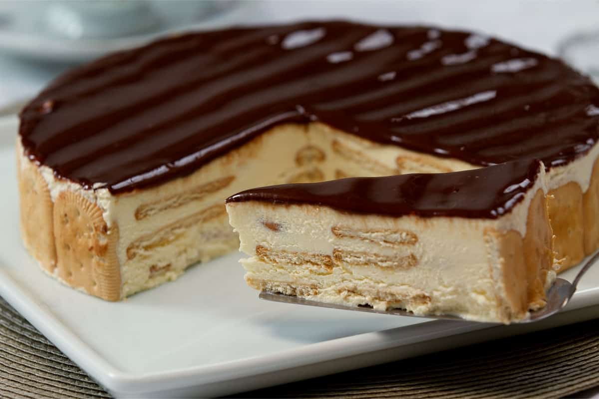 Torta alemã tradicional de vitrine de confeitaria feita de forma simples e fácil