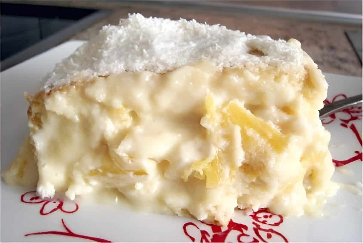 Bolo de abacaxi com coco cremoso delicioso faz pra festa ou sobremesa