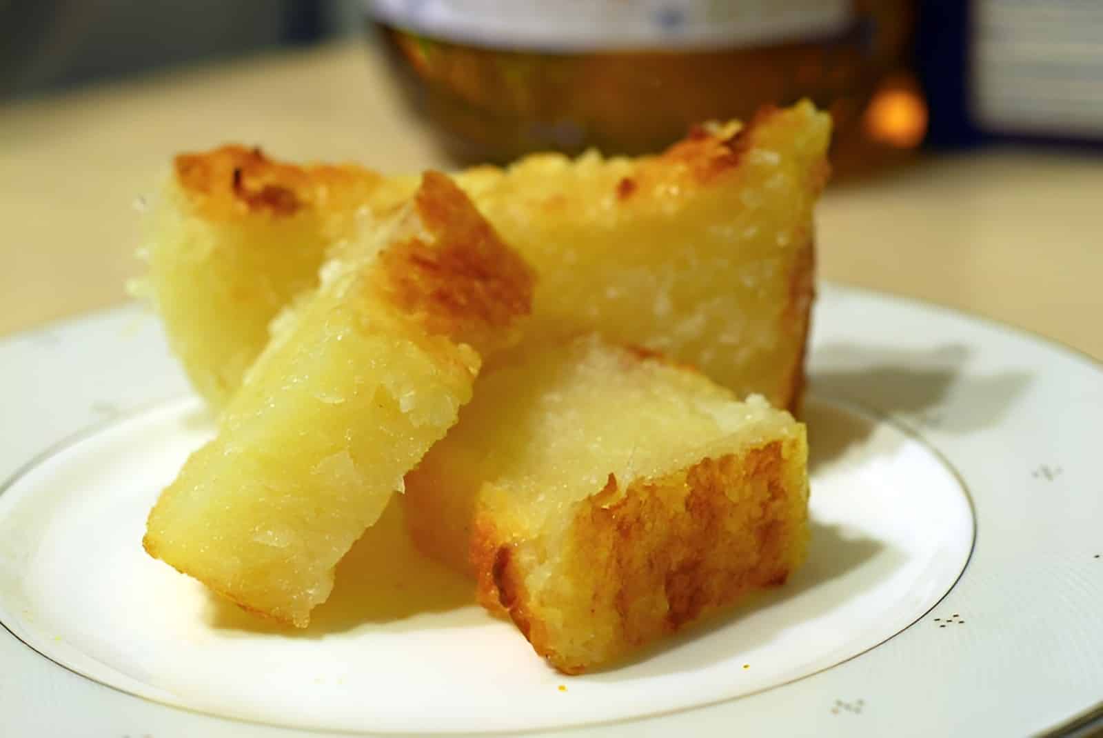 Bolo de aipim cremoso que é só misturar os ingredientes e levar pra assar maravilhoso