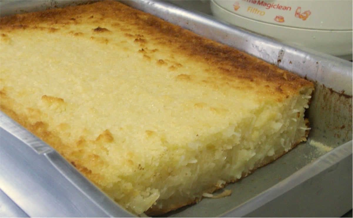Bolo de Aipim cremoso muito fácil é só bater tudo no liquidificador e colocar no forno