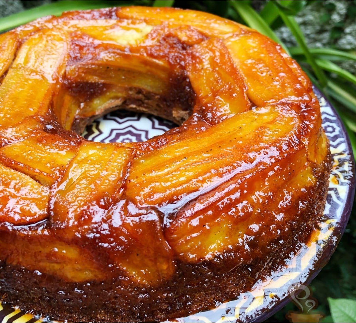 Bolo de banana feito no liquidificador é só bater os ingredientes e levar pra assar