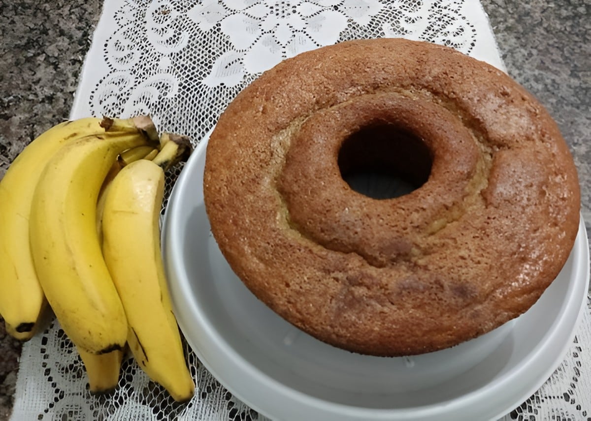 Bolo de banana feito no liquidificador com ingredientes que você tem em casa