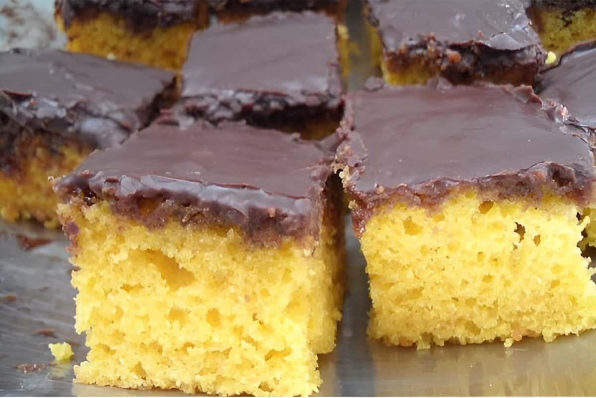 Bolo de cenoura tradicional com cobertura de quebradiça de chocolate uma delícia