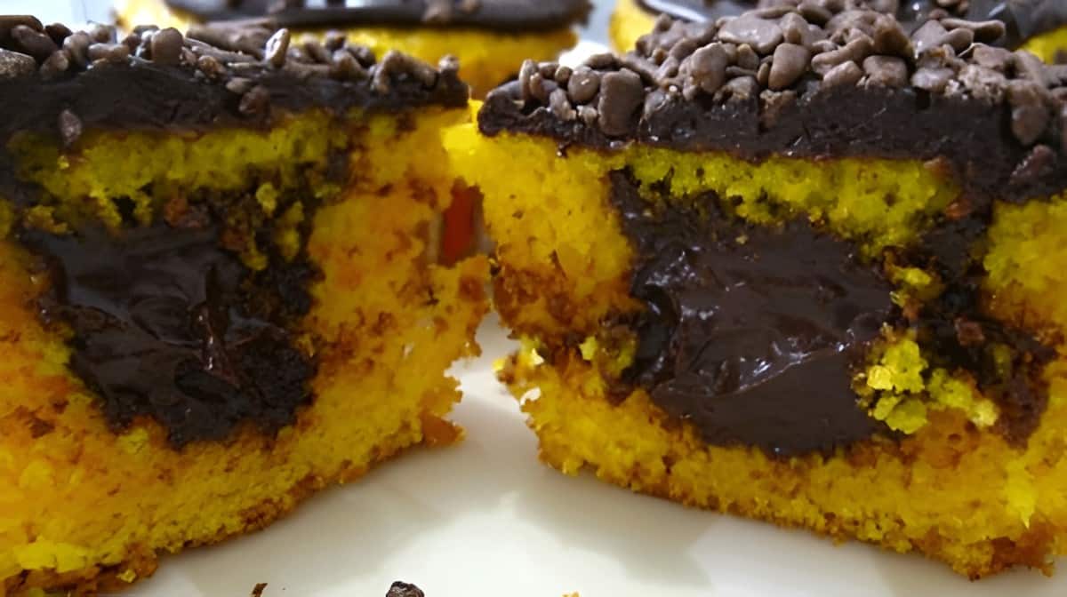 Bolo de cenoura que já sai do forno recheado com brigadeiro prático e delicioso