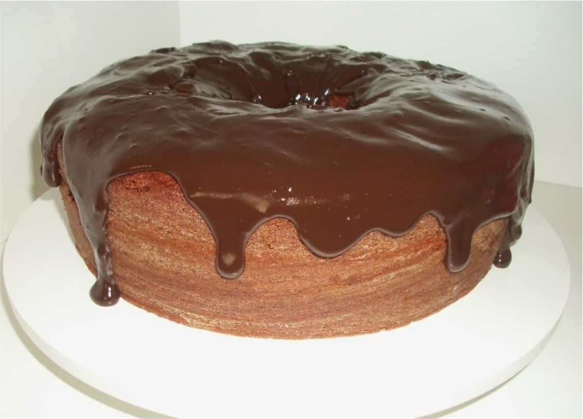 Bolo de chocolate caseiro da vovó com cobertura cremosa muito fácil de preparar