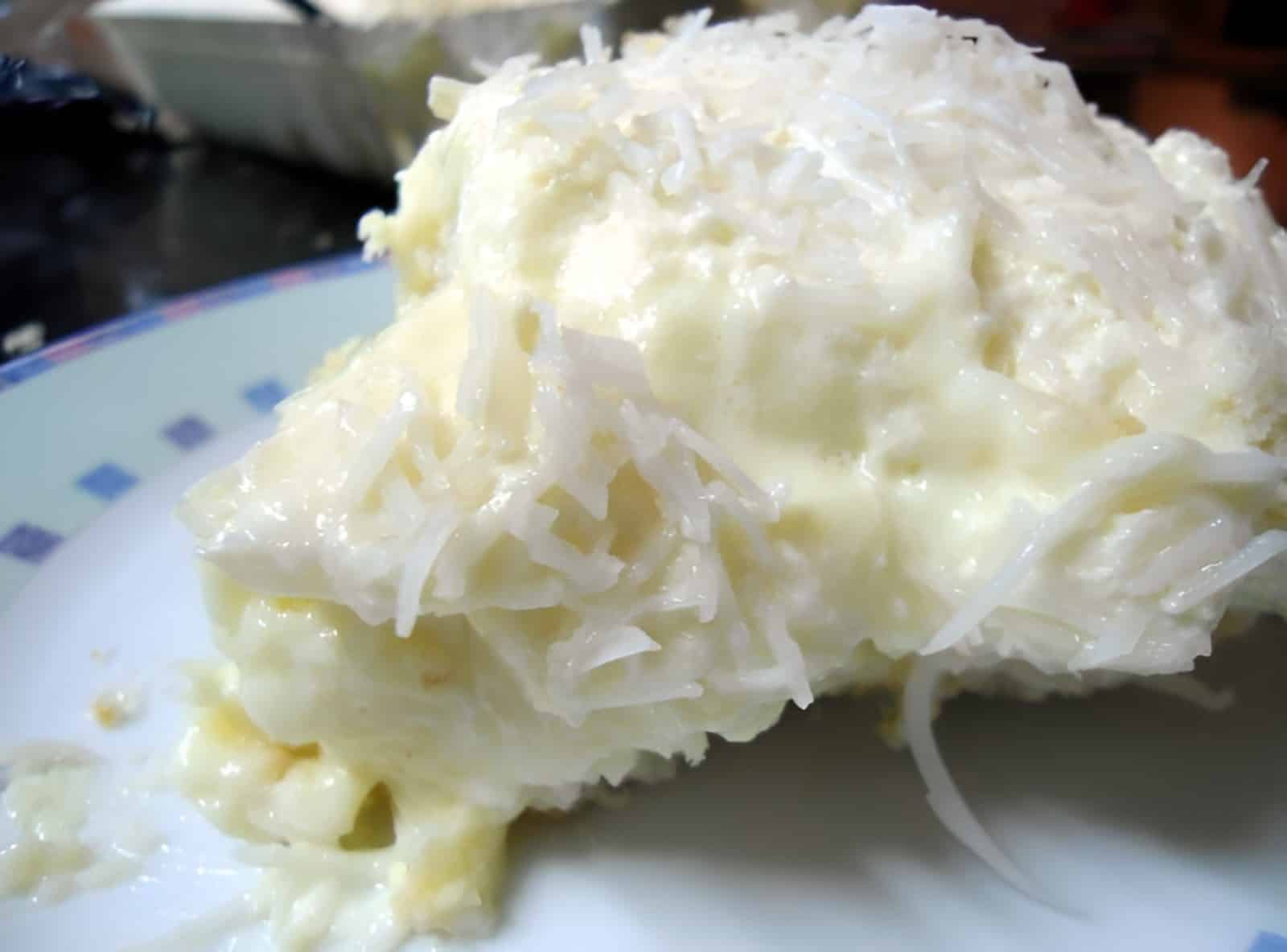Bolo de coco molhadinho delicioso fácil e perfeito para o lanche ou a sobremesa