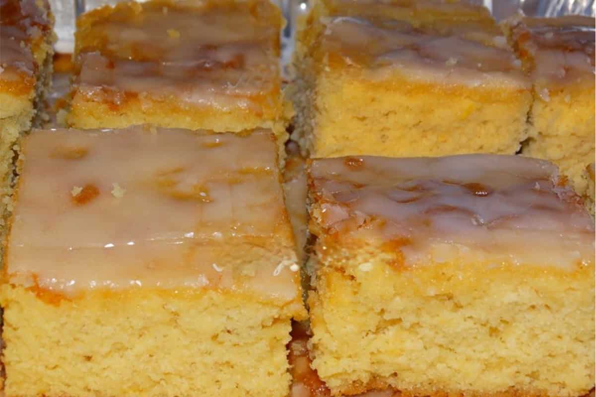Bolo de laranja com manteiga e calda de fondant especial para o seu lanche