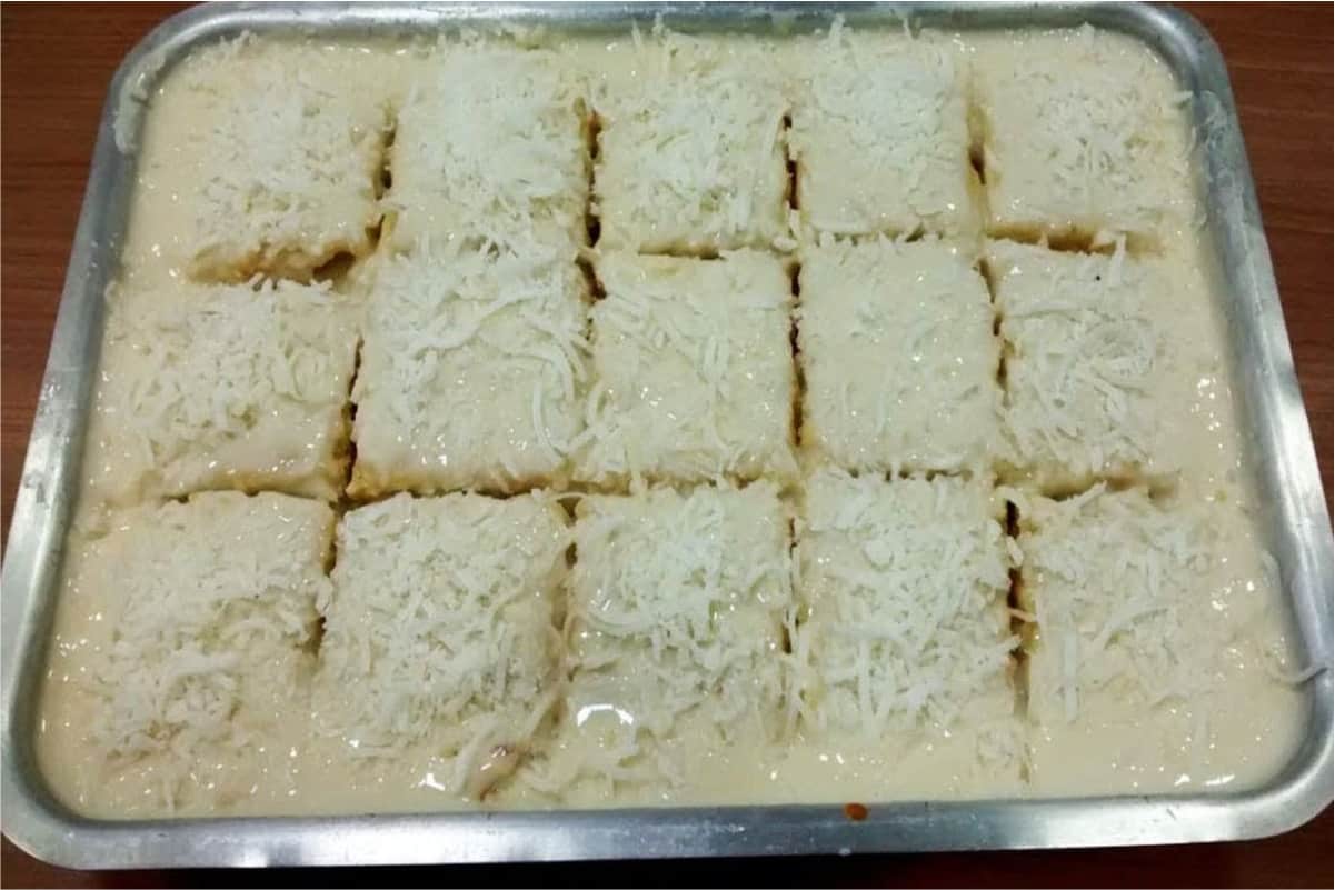Bolo de leite de coco com cobertura o bolo de coco que minha avó fazia