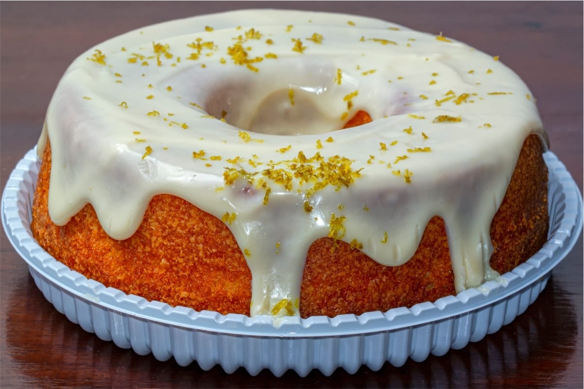 Bolo de limão de liquidificador com cobertura cremosa feita com leite de coco