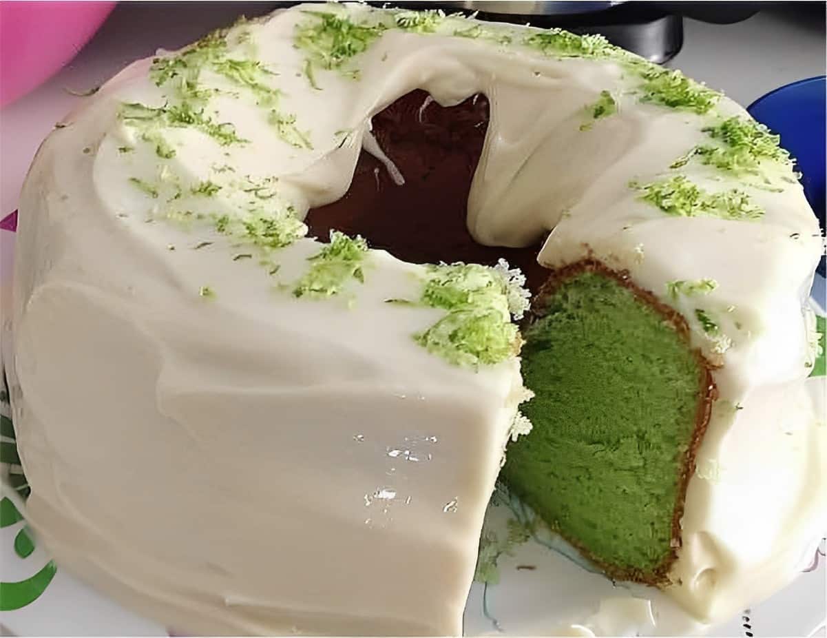 Um ingrediente que você tem no armário deixará a massa do seu bolo de limão verde e saborosa