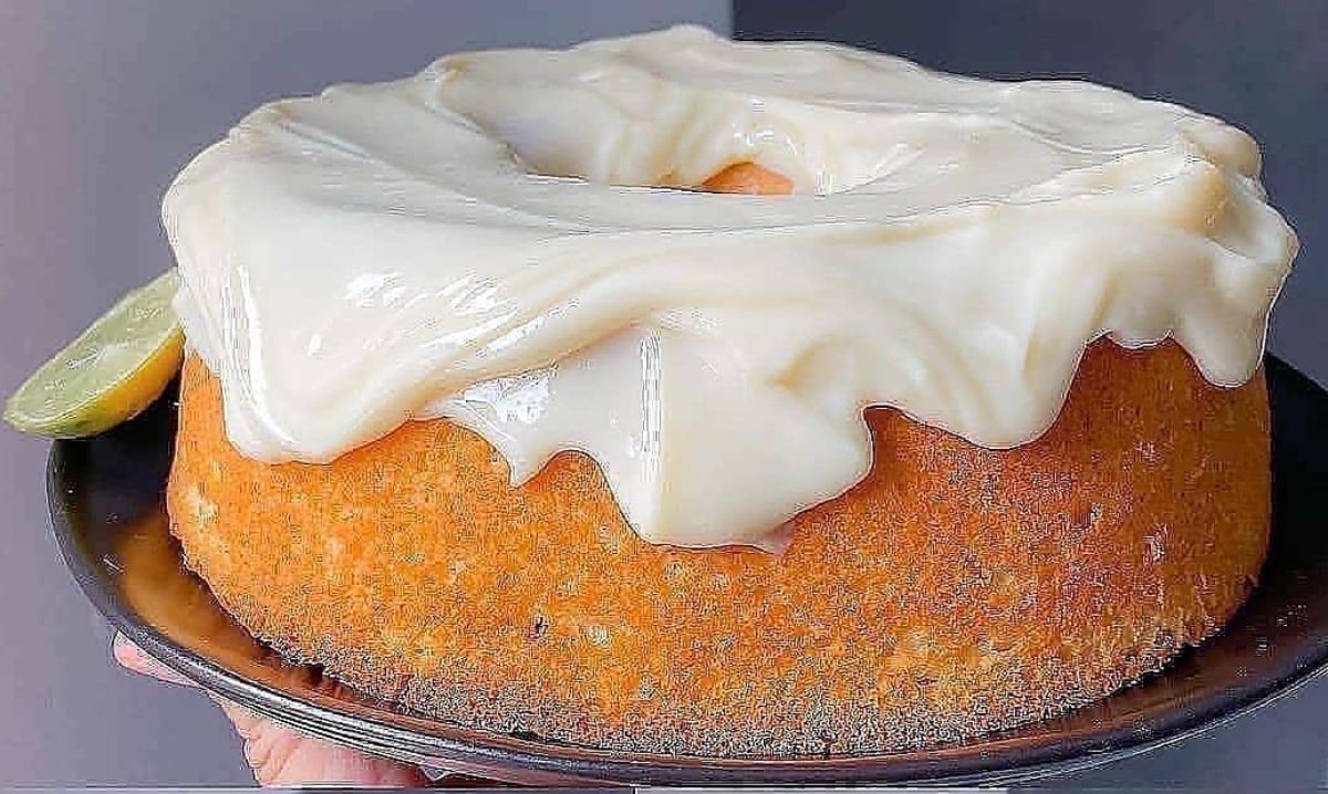 Bolo de limão com cobertura azedinha de limão tão fácil que até criança consegue fazer