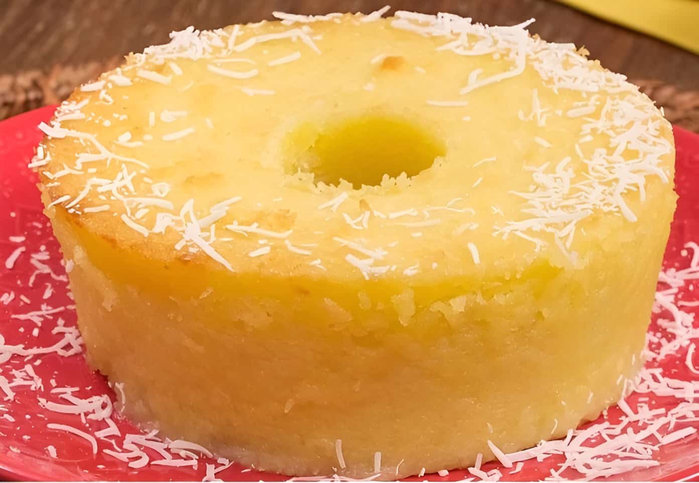 Bolo de macaxeira com coco ralado feito no liquidificador até criança consegue preparar