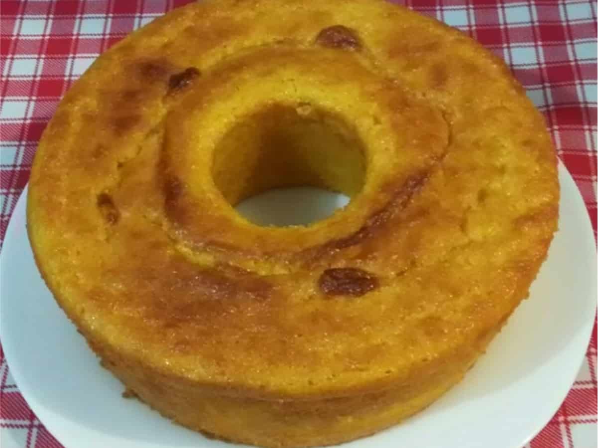 Bolo de Milho com Leite Condensado que é só bater no liquidificador e colocar pra assar