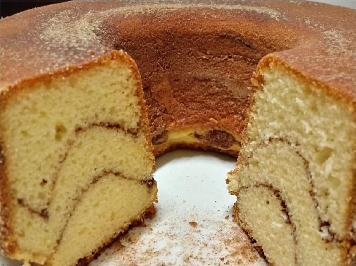 Bolo de rabanada feito rapidinho no liquidificador com farofa de açúcar e canela