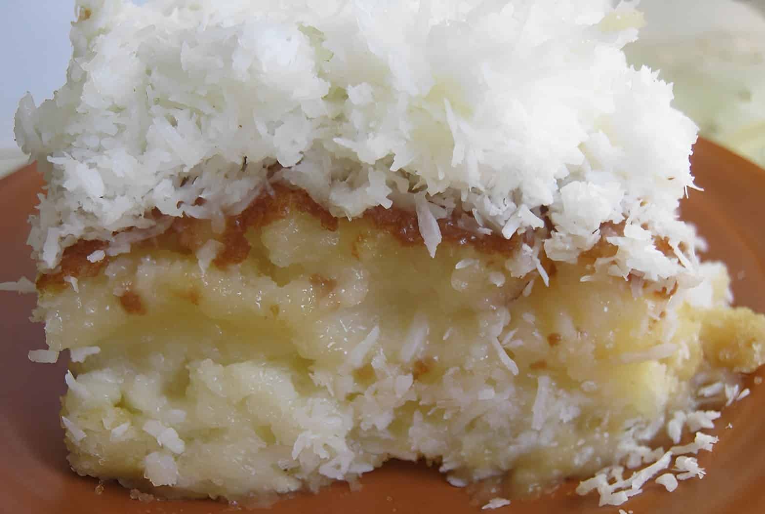Bolo gelado de coco molhadinho daqueles embrulhados em papel alumínio nos anos 80 e 90