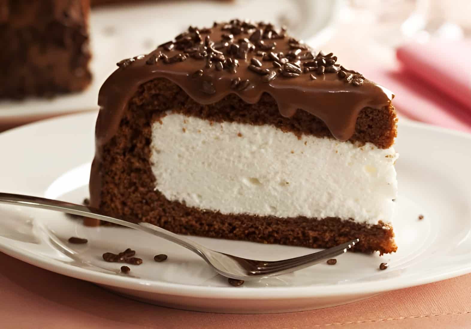 Bolo nhá benta massa de chocolate com recheio de marshmallow que derrete na boca