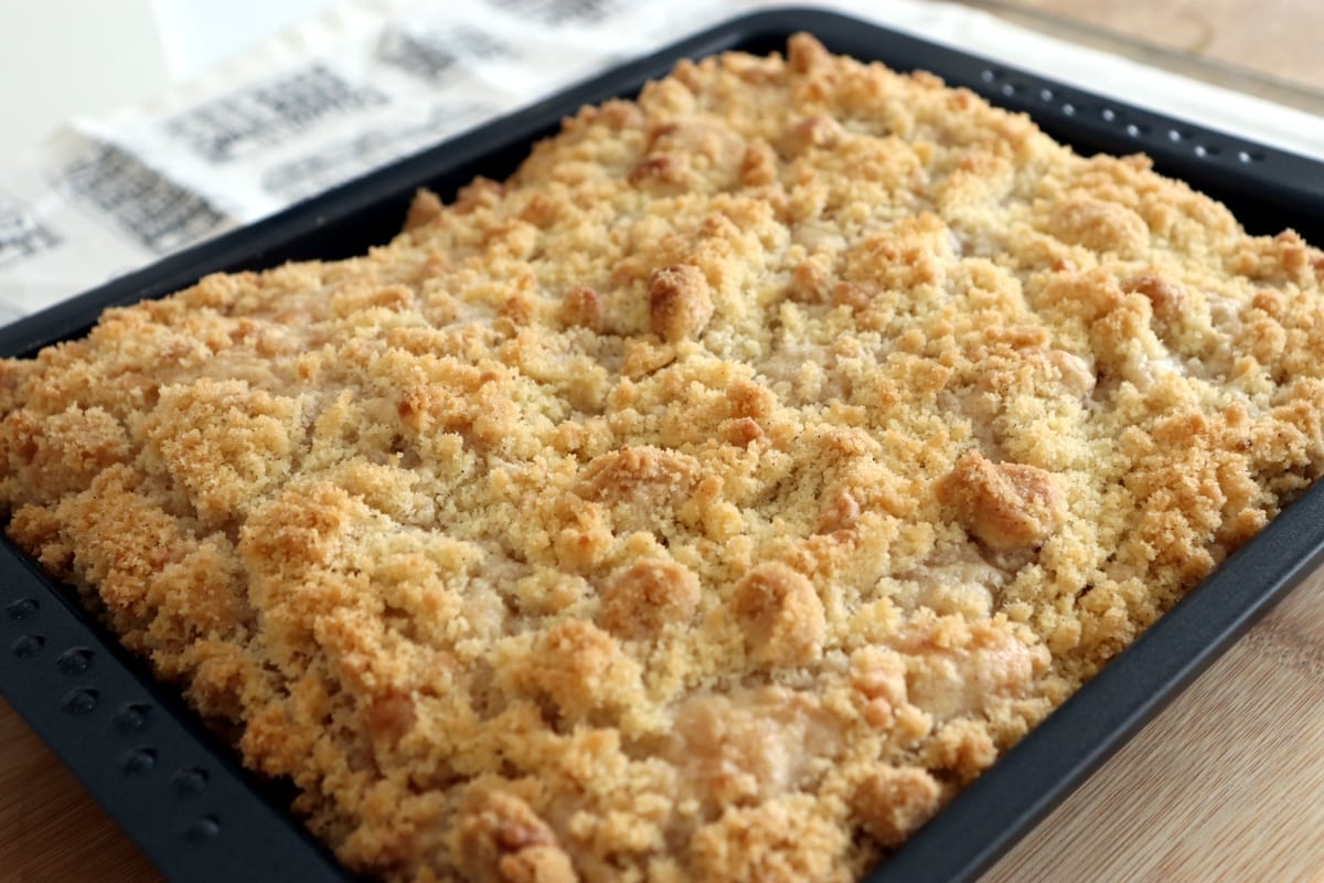 Cuca simples com farofa doce perfeita para o café da manhã ou lanche da tarde em família