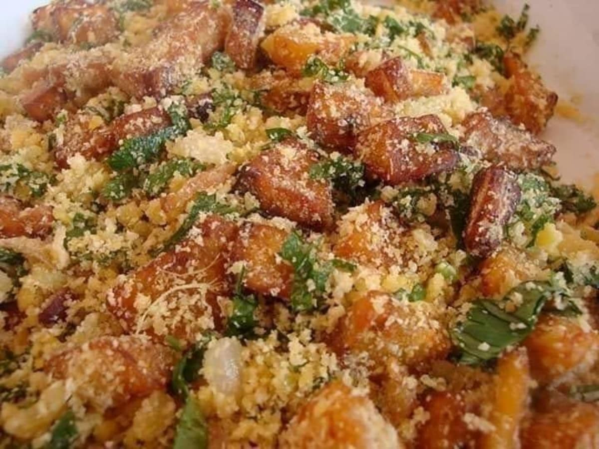 Farofa de banana da terra com bacon perfeita para arrasar no cardápio do jantar