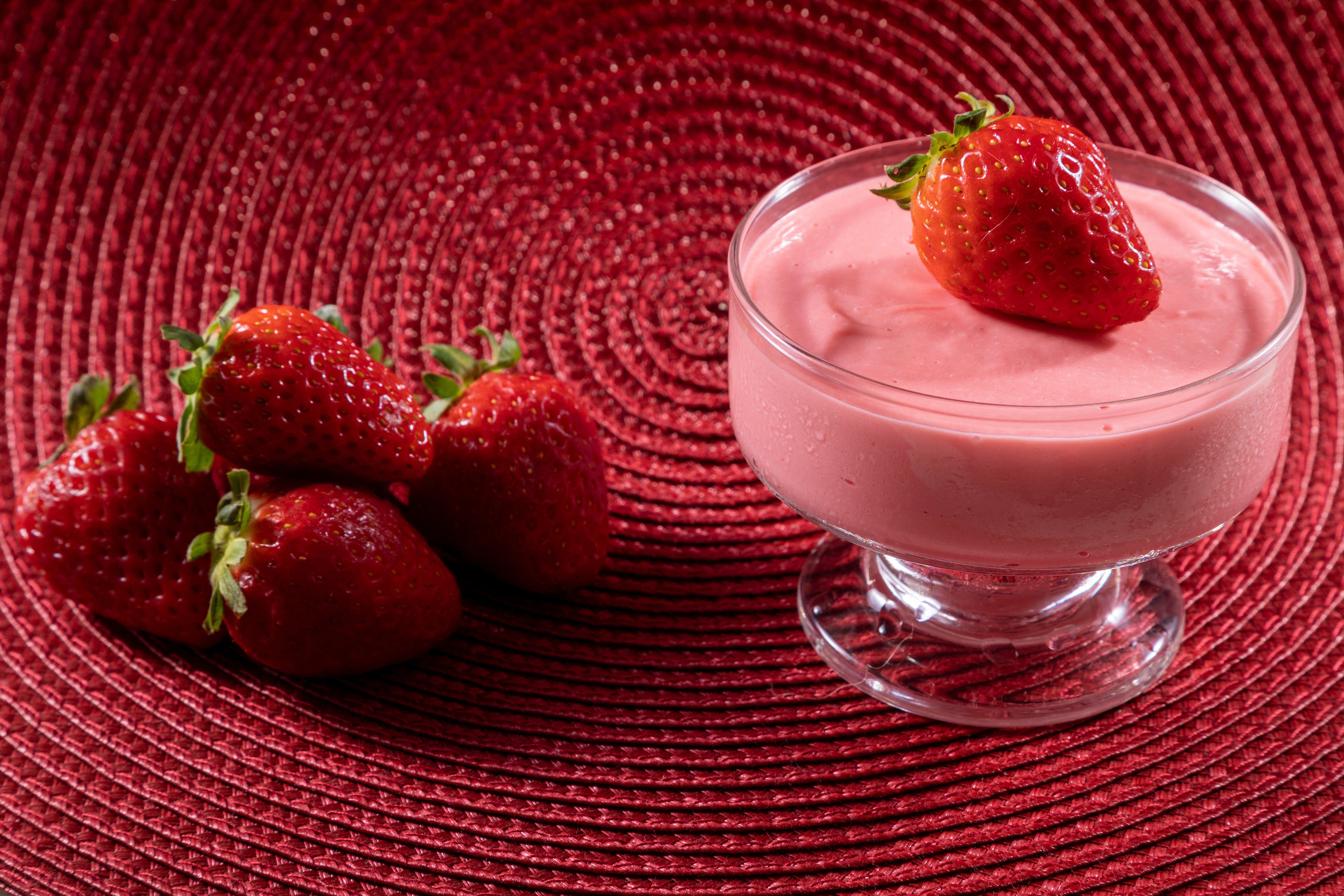 Aprenda a fazer mousse de morango fácil sem leite condensado nem creme de leite