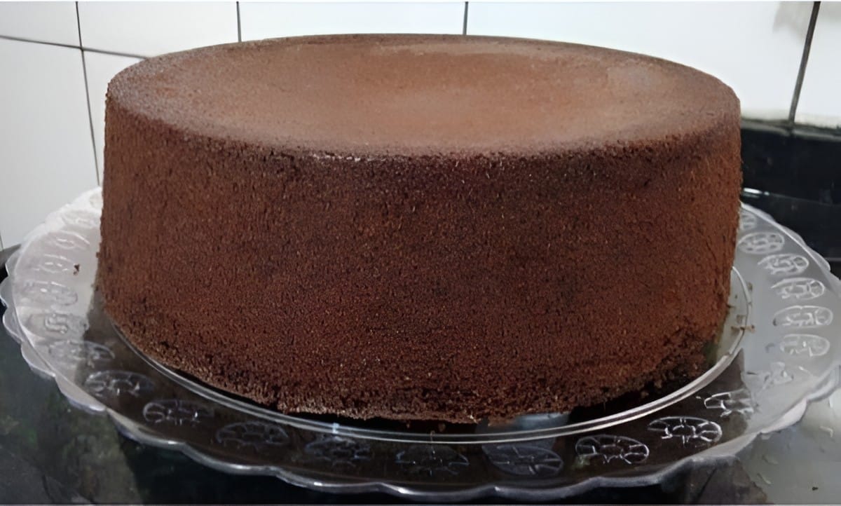 Pão de ló de chocolate macio e fofinho perfeito para bolo de festa