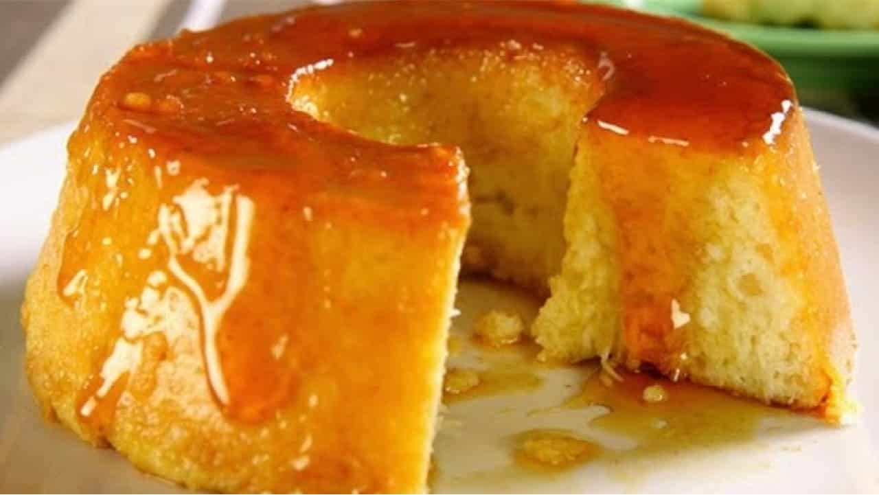 Pudim de macaxeira com coco fácil é só misturar os ingredientes e levar ao forno