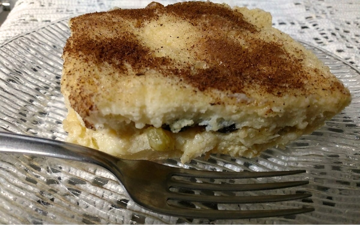 Torta de banana com passas e canela gostosa e muito fácil feita com pão de forma