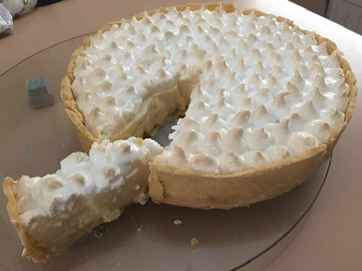 Torta de limão simples com massa que derrete na boca e recheio de 2 ingredientes
