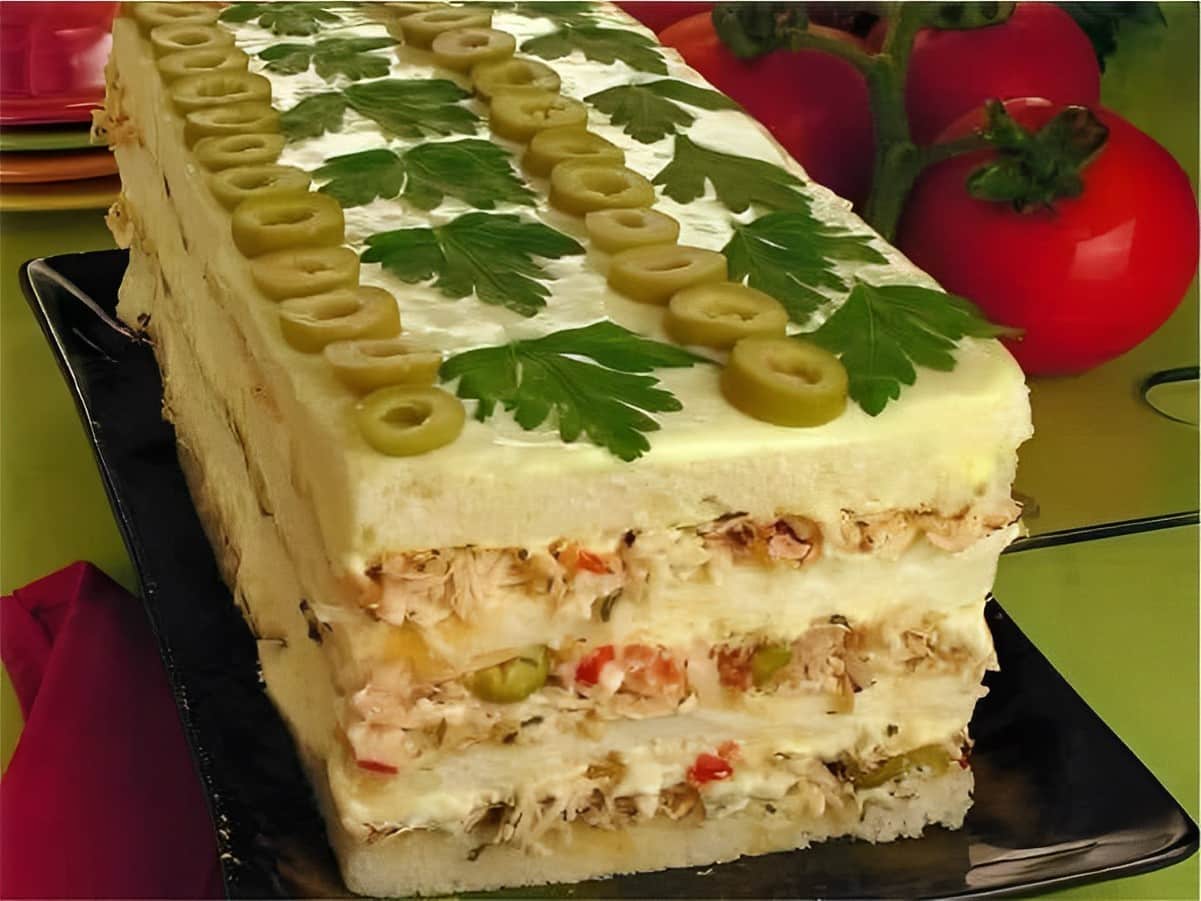 Torta fria de frango ou bolo salgado maravilhoso para sua festa ou lanche