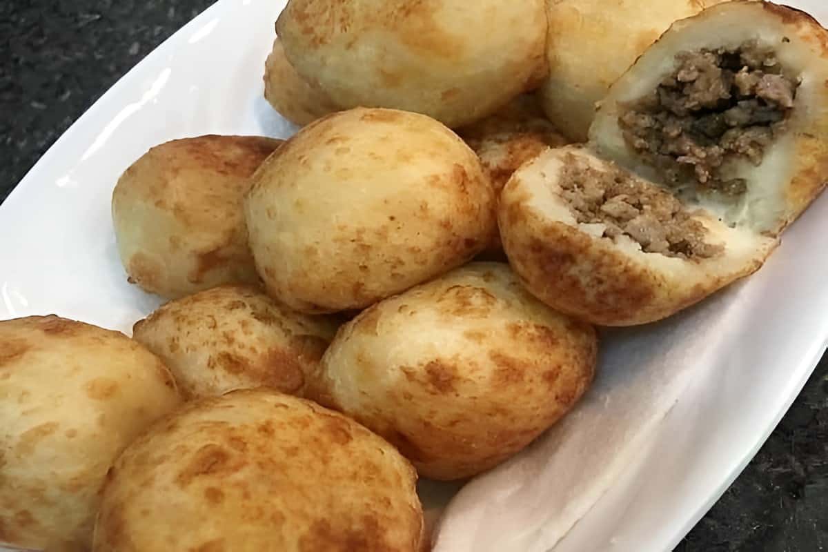 Bolinho de batata frito recheado com carne moída receita que minha avó fazia