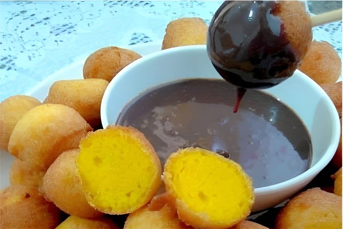 Bolinho de chuva de cenoura e calda de chocolate será seu preferido de agora em diante