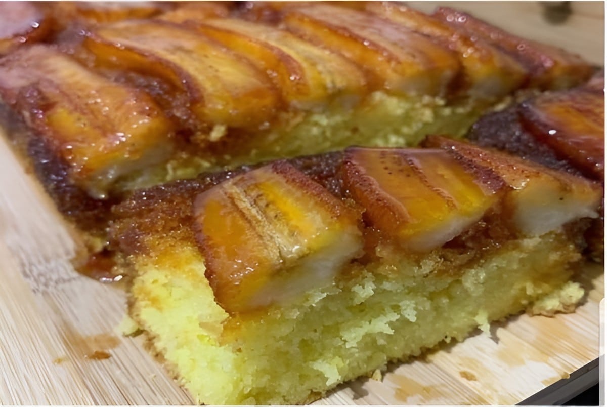 Bolo de banana com banana caramelizada por fora um truque para fazer seu melhor bolo