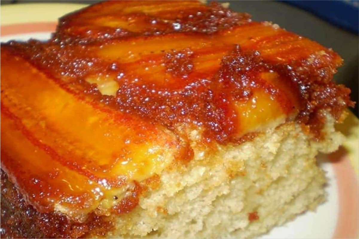 Esse é o melhor bolo de banana da internet bolo de banana invertido com banana caramelada