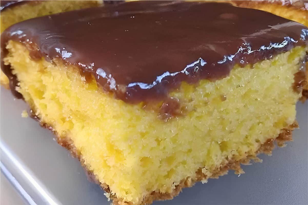 Bolo de cenoura que derrete na boca coberto com delicioso brigadeiro mole