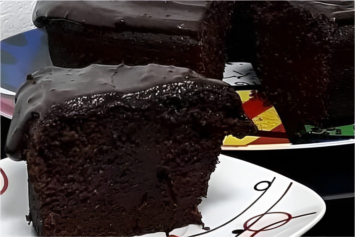 Bolo de chocolate com café simples é só misturar os ingredientes na mão e assar