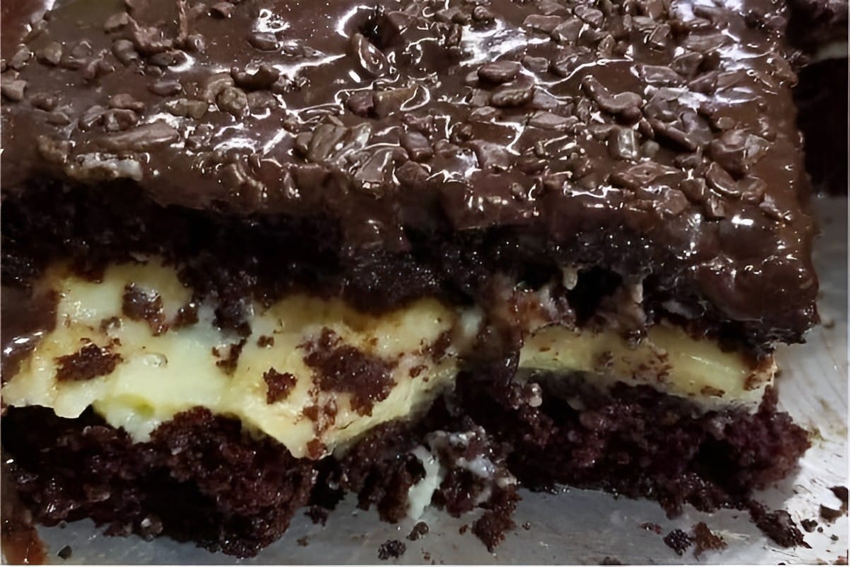 Bolo de chocolate com recheio de Leite Ninho perfeito para sua festinha ou sobremesa