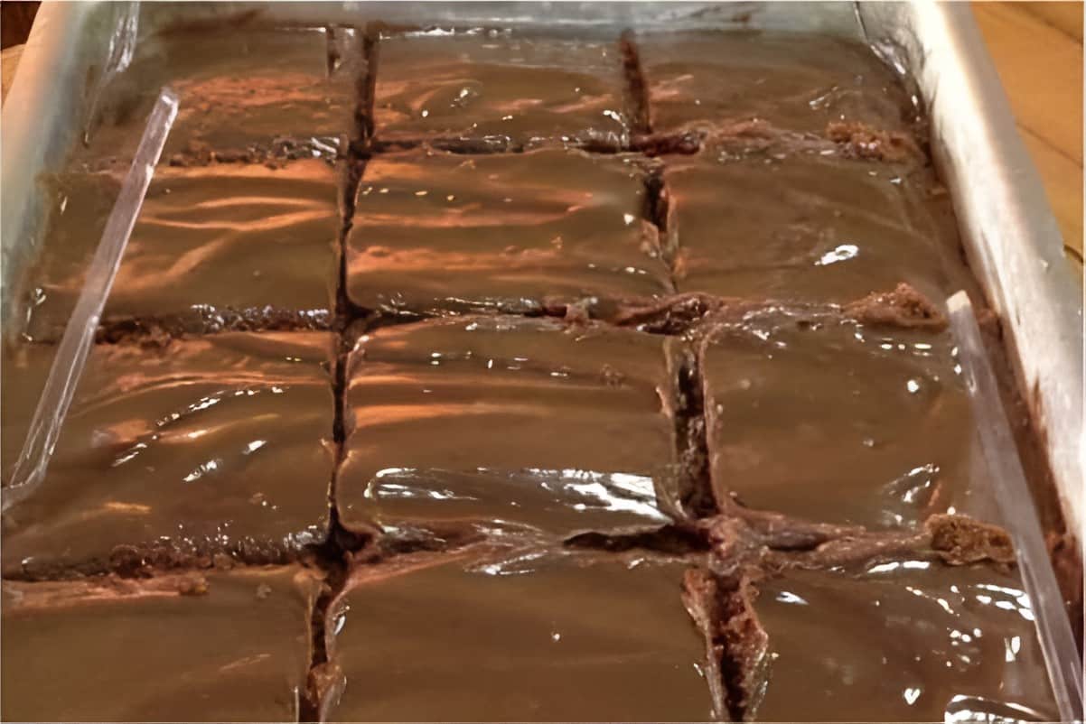 Bolo gelado de chocolate com cobertura cremosa uma delícia pra o lanche da tarde